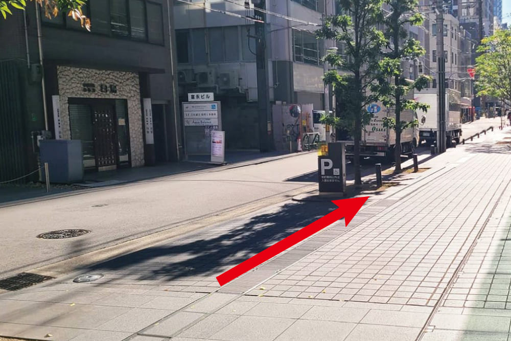 複数のビルと石畳の歩道。