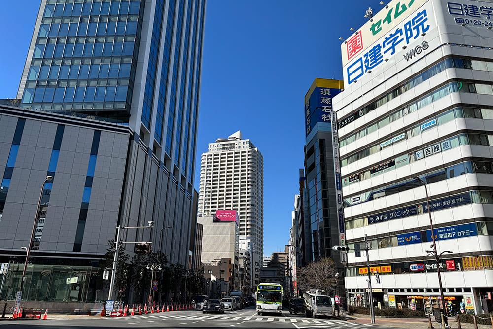 池袋にある劇場通りのスクランブル交差点