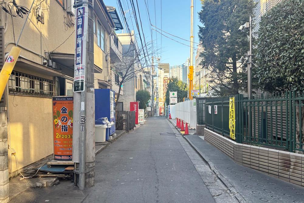 大久保エリアの路地の風景。
