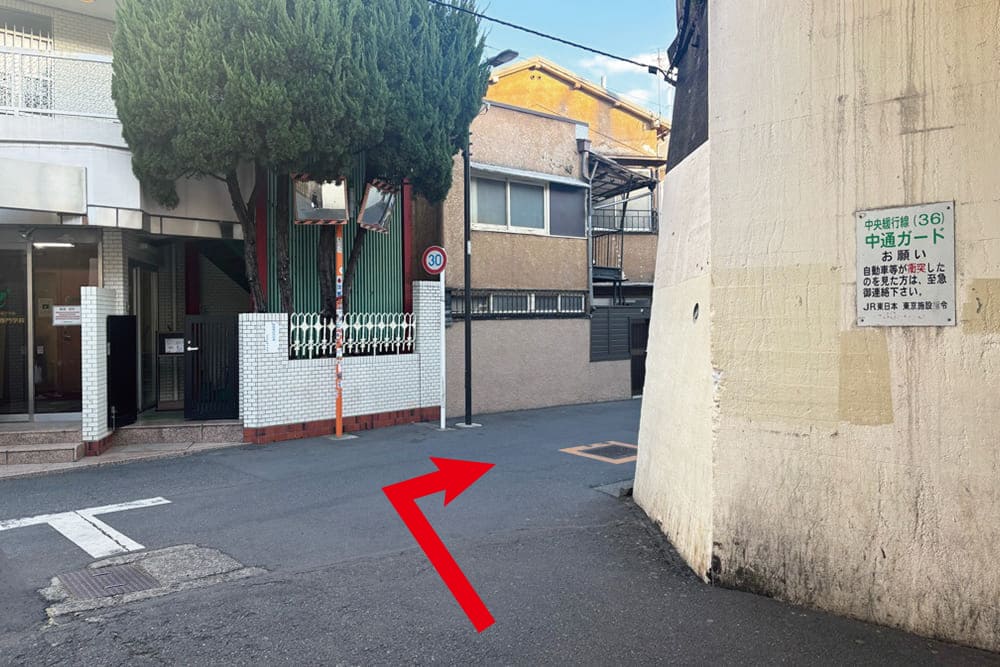 中通ガードを抜けた路地の風景。