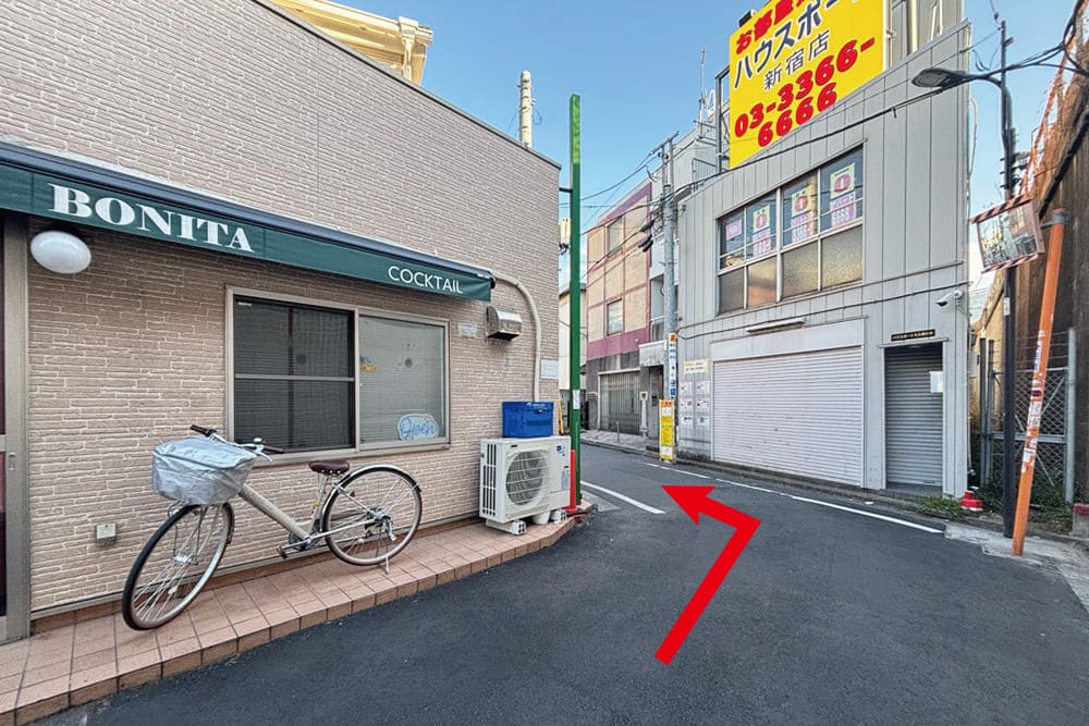 バー「BONITA」と「ハウスポート」のある路地。