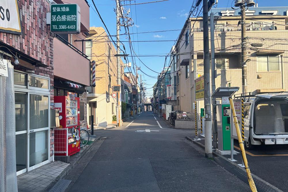 「落合療術院」のある路地の風景。
