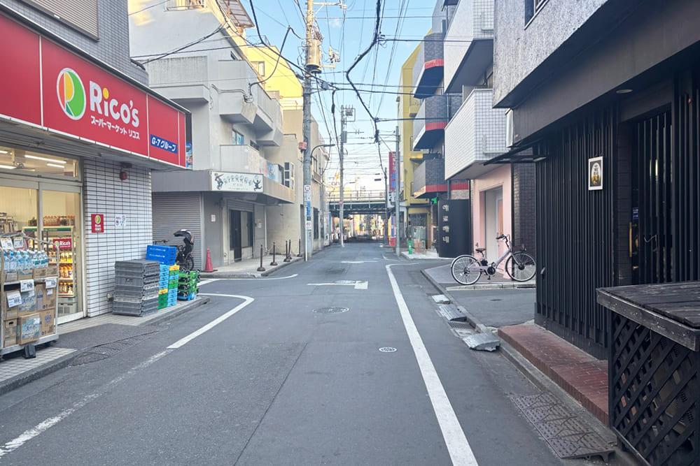 「スーパーマーケット リコス」のある路地の風景。