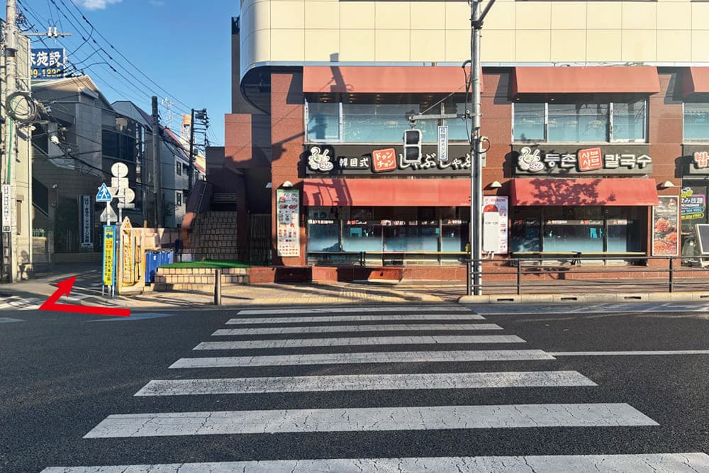 横断歩道とその先にある「ドゥンチョンしゃぶしゃぶ」。