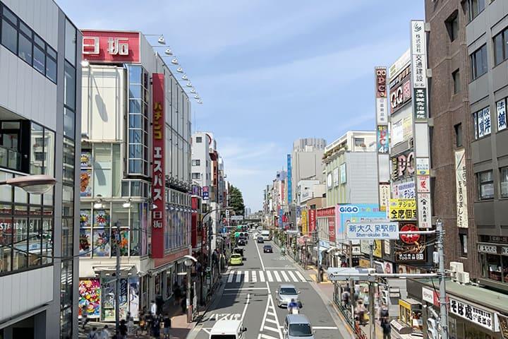 新大久保駅から見る大久保通り。