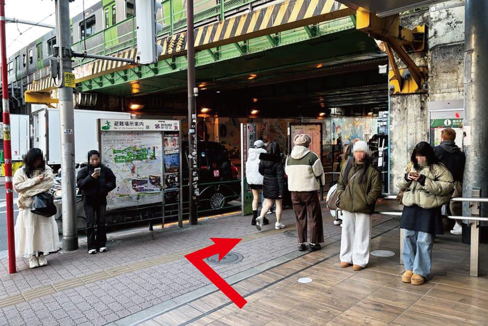 新大久保駅出口から出たときの光景。