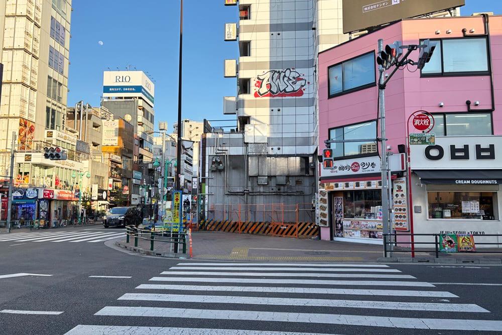 横断歩道とその先にある「明洞のり巻き」。