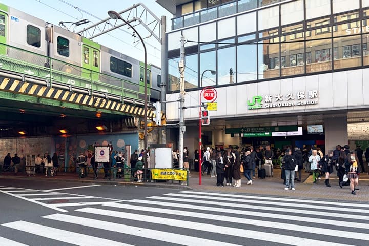 新大久保駅から見る大久保通り。