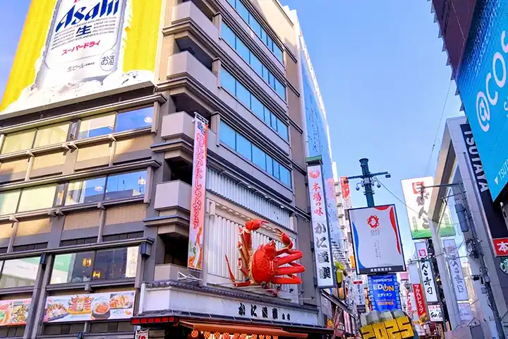 大阪・道頓堀にある「かに道楽 本店」の巨大なカニの看板。