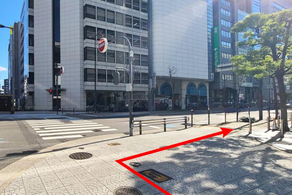 堺筋本町駅から地上に出たときの光景。