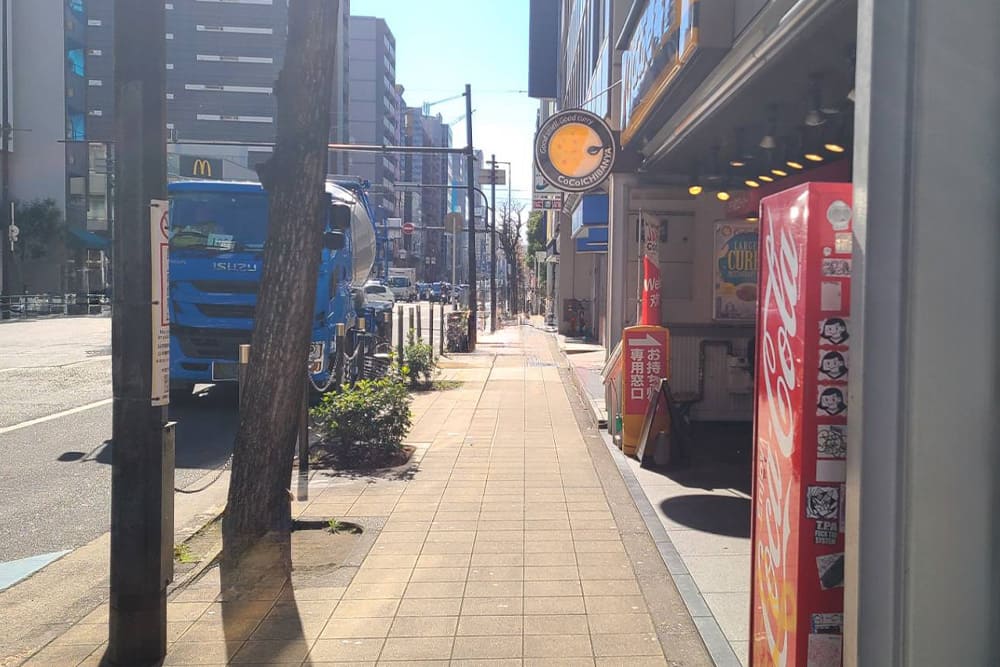 右手に「CoCo壱番屋」のある歩道。