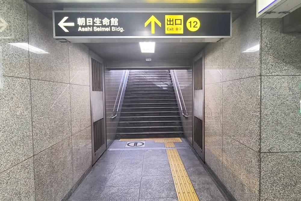 淀屋橋駅の12番出口から出る直前の通路。