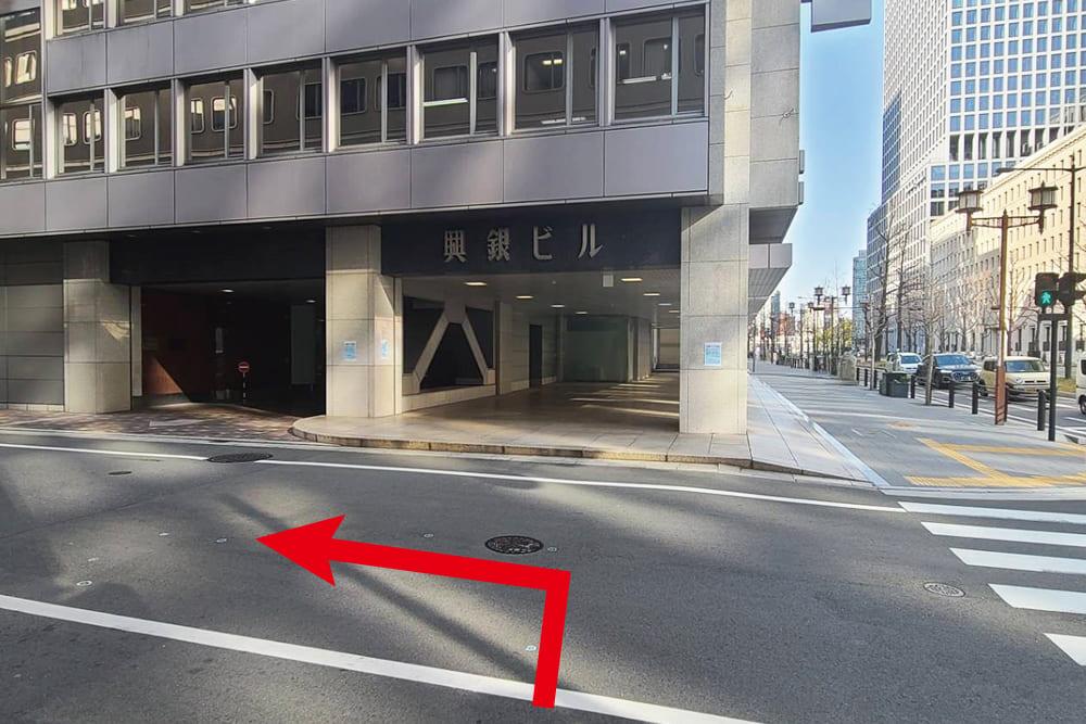 淀屋橋駅12番出口から地上に出たときの光景。