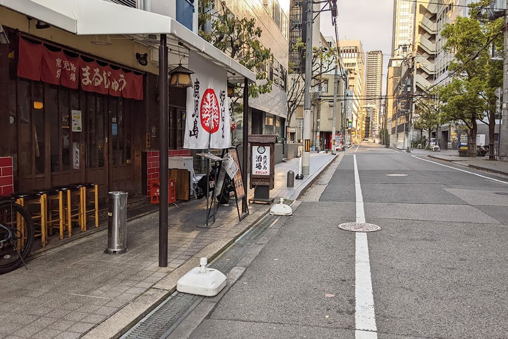 左手に「炉端まるじゅう」のある高麗橋の道路。