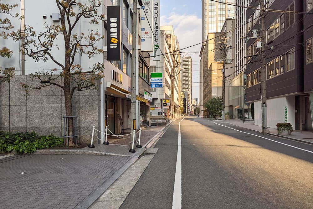 左手に「ドトールコーヒー」のある高麗橋の道路。