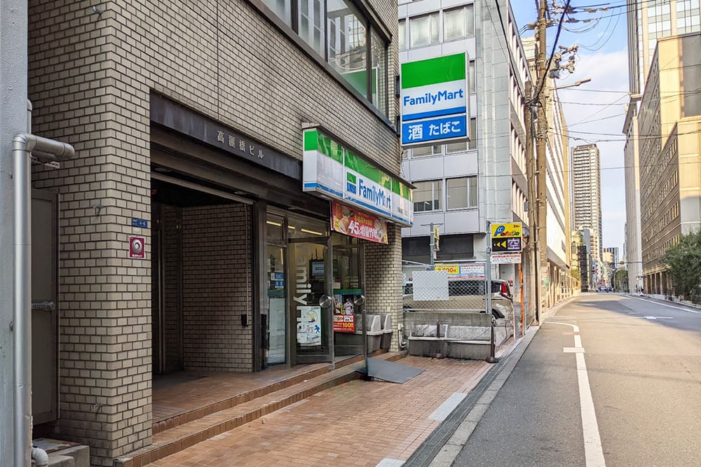 1階に「ファミリーマート」が入っている、日本リゾートビルの外観。