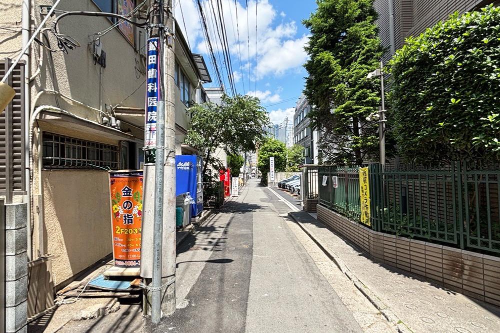 大久保エリアの路地の風景。