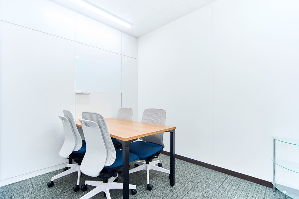 無料で使える4名用2F会議室ー天翔オフィス淀屋橋ウエスト
