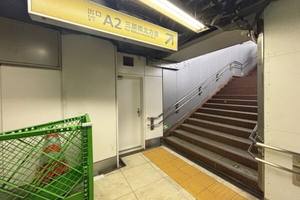 東銀座駅A2出口へと続く、地下通路から見上げた階段。