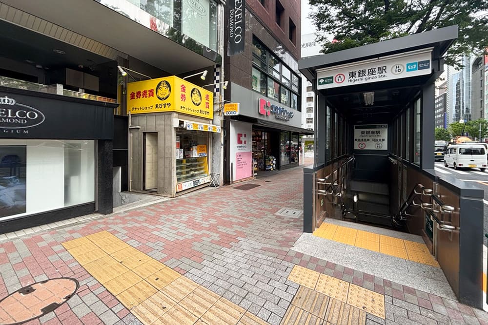 東銀座駅A2出口の地上入口と、隣接するココカラファインがある歩道の風景。