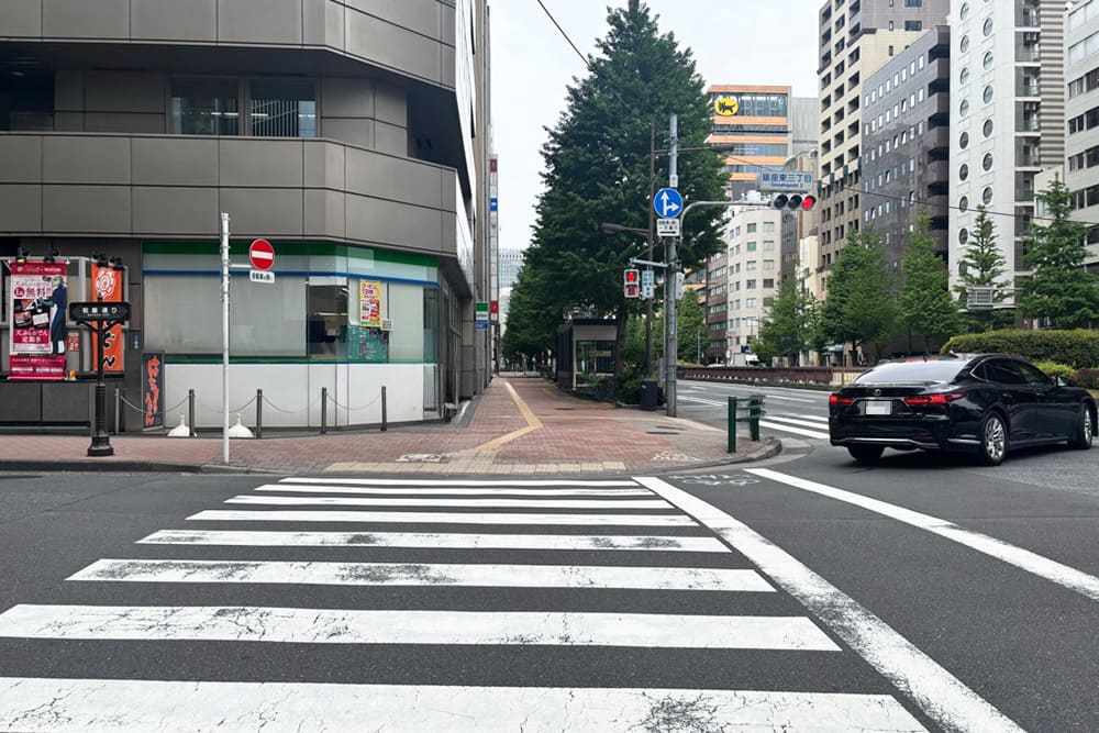 ファミリーマート 銀座松屋通り店前の横断歩道。