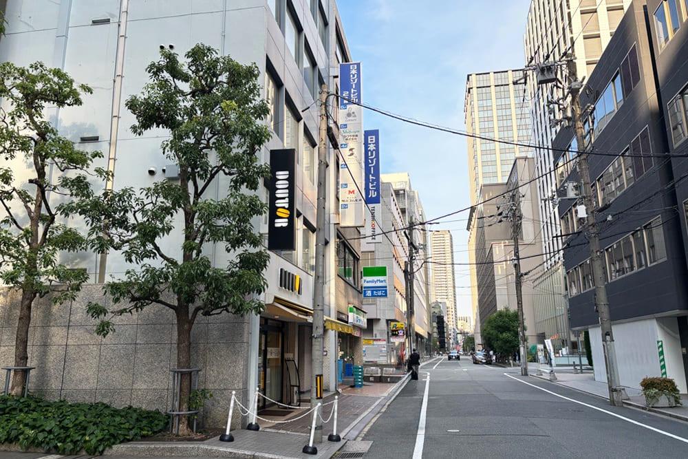 左手に「ドトールコーヒー」のある高麗橋の道路。
