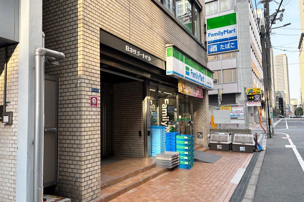1階に「ファミリーマート」が入っている、日本リゾートビルの外観。
