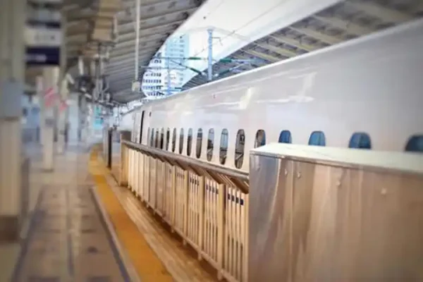 駅のホームに停車中の新幹線