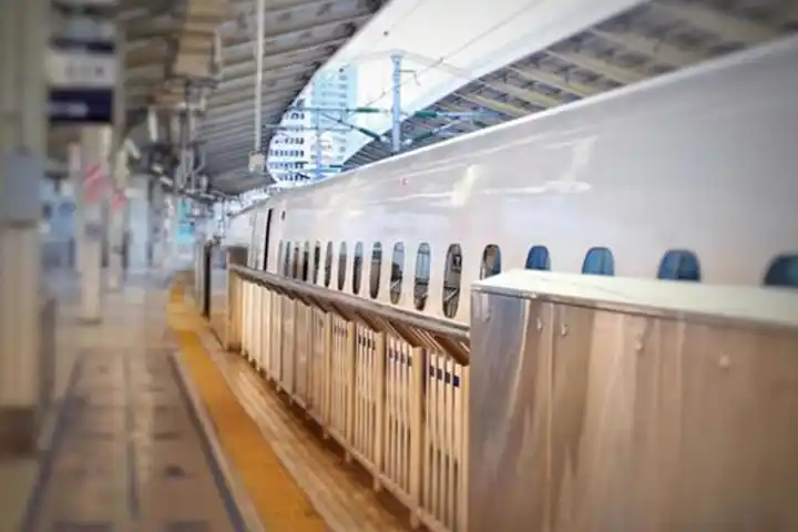 駅のホームに停車中の新幹線
