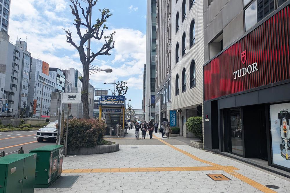 大阪市中央区南船場4丁目の歩道。