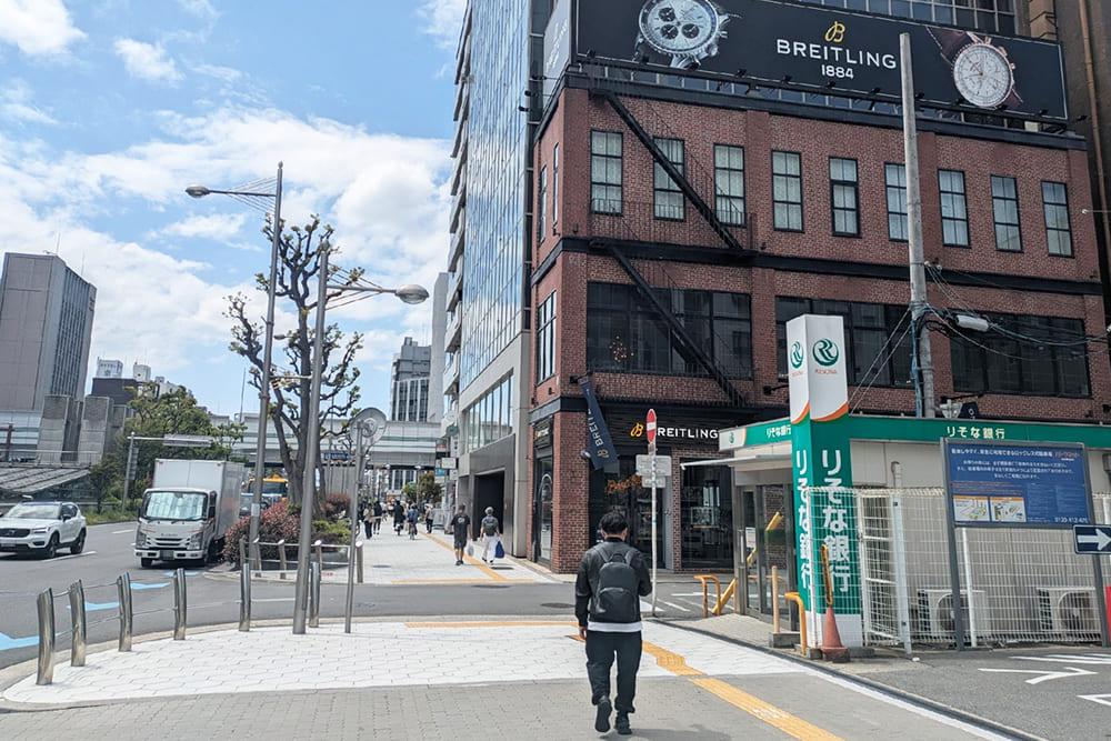 右手に「りそな銀行」のある心斎橋エリアの歩道。