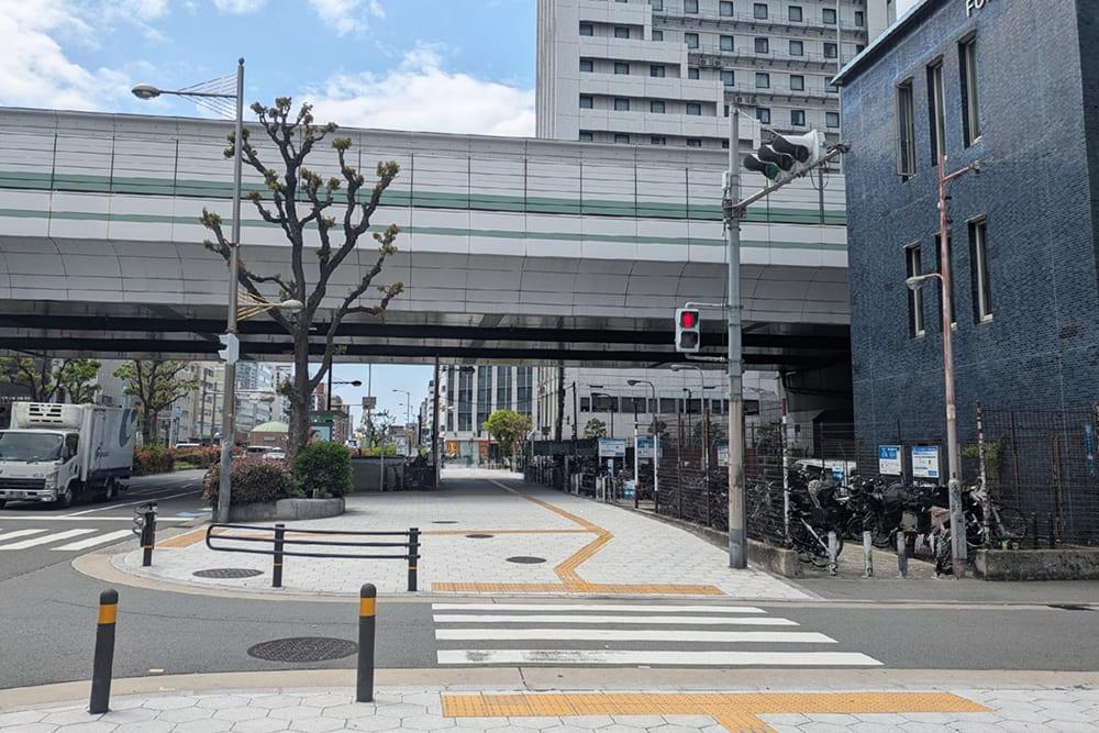 奥に高架が見える、南船場4丁目の横断歩道。