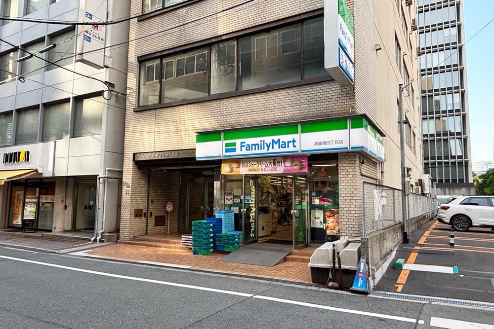 1階に「ファミリーマート」が入っている、日本リゾートビルの外観。