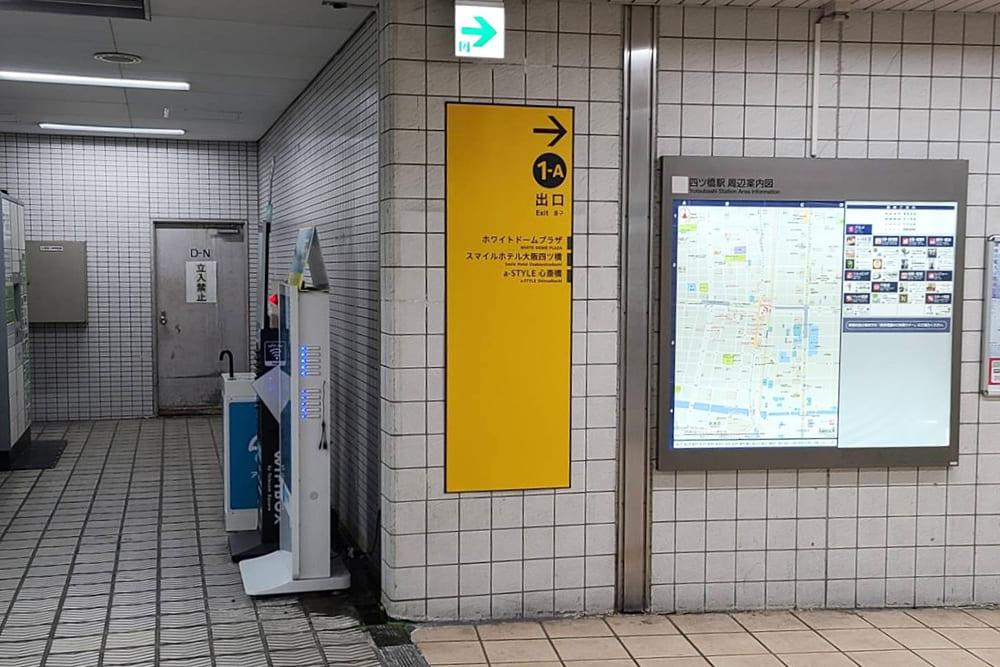 四ツ橋駅の1-A出口へ向かう通路。