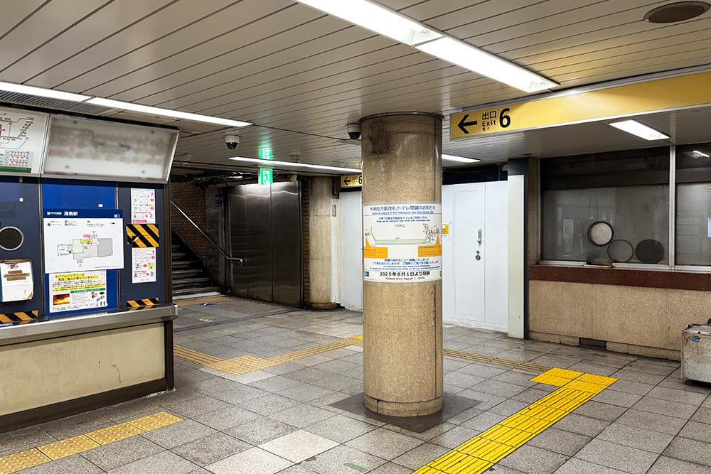湯島駅の6番出口へ向かう通路。