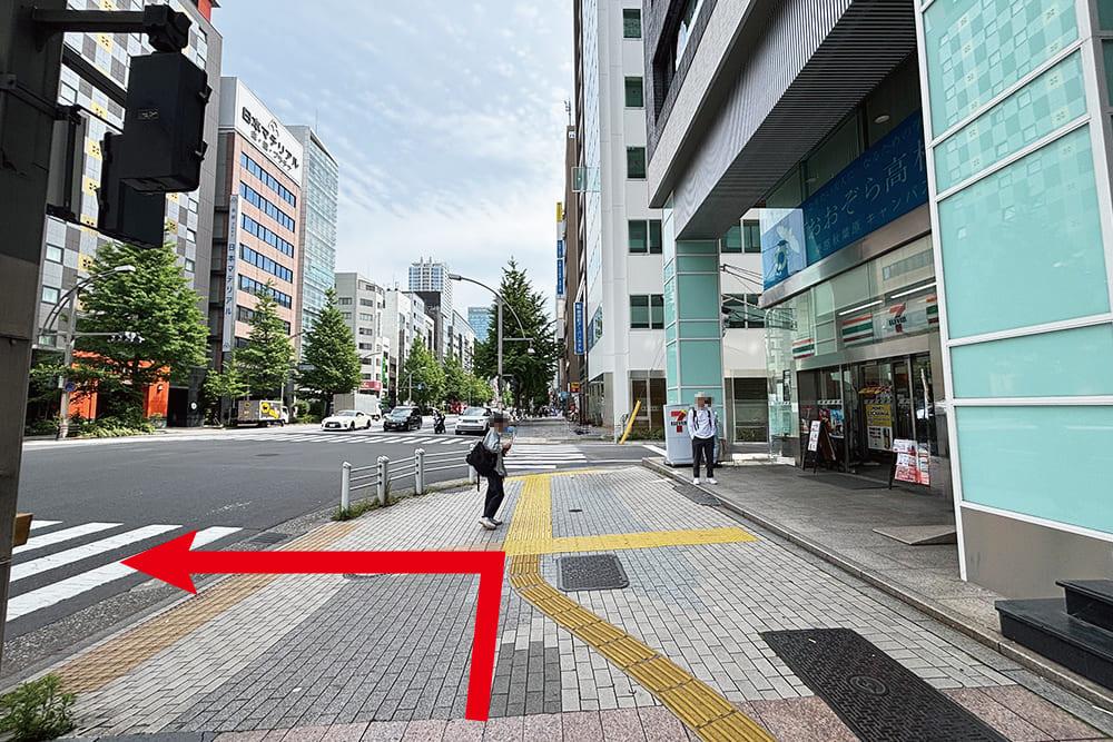 右手に「セブンイレブン」のある上野エリアの歩道。