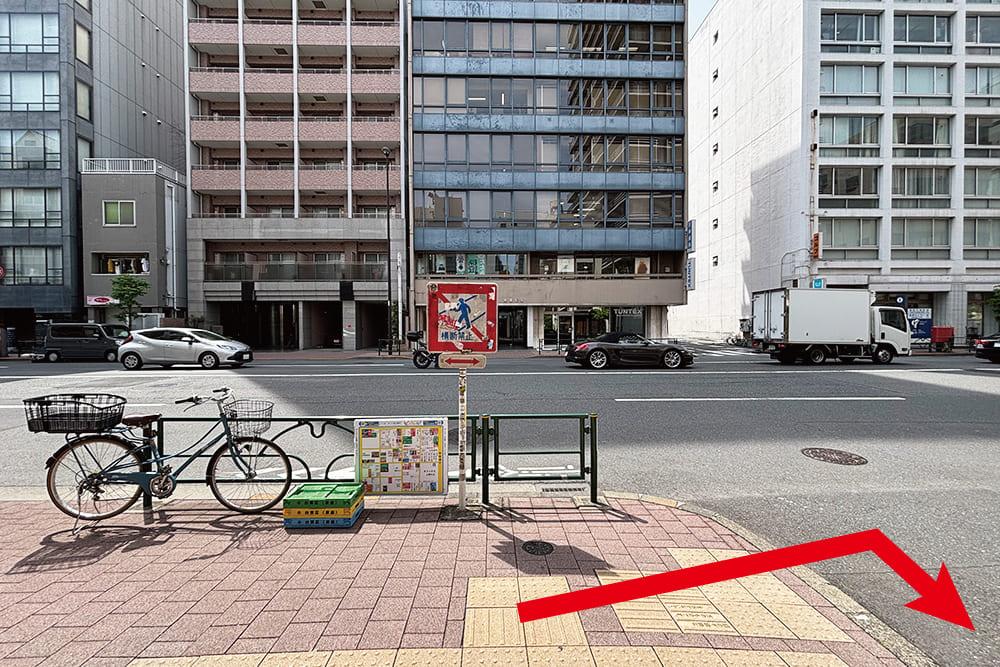 湯島駅6番出口から地上に出たときの光景。