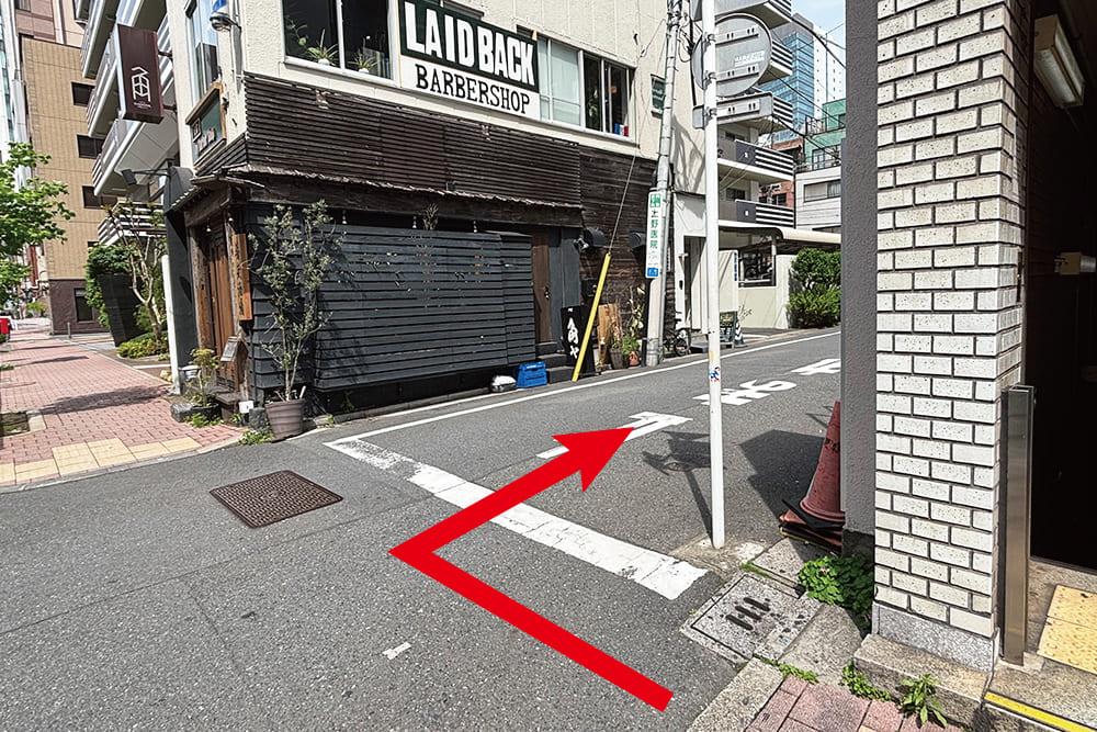 湯島駅6番出口横の道路。