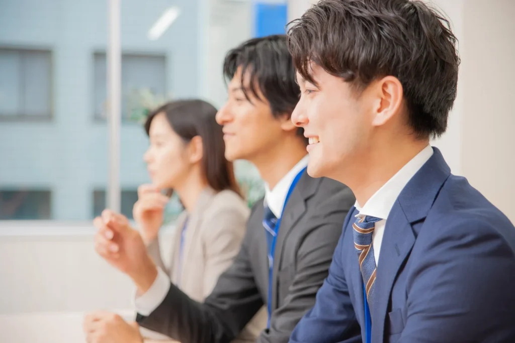 談笑しつつ、向かいにいる方の話を聞く男性2名と真剣に話を聞いている女性。
