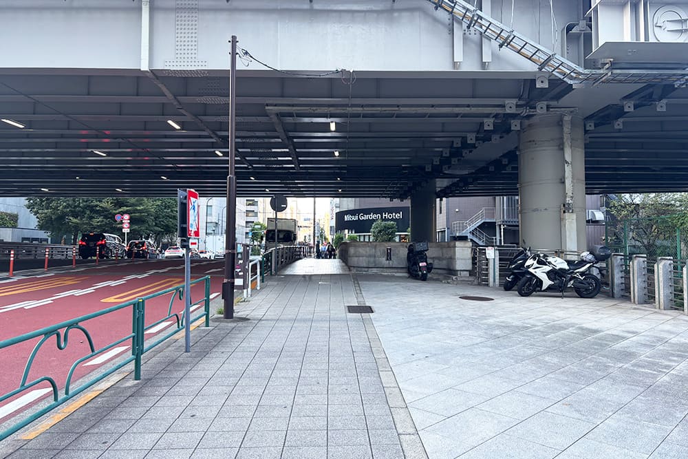 首都高速道路の高架下にある鎌倉橋の歩道。