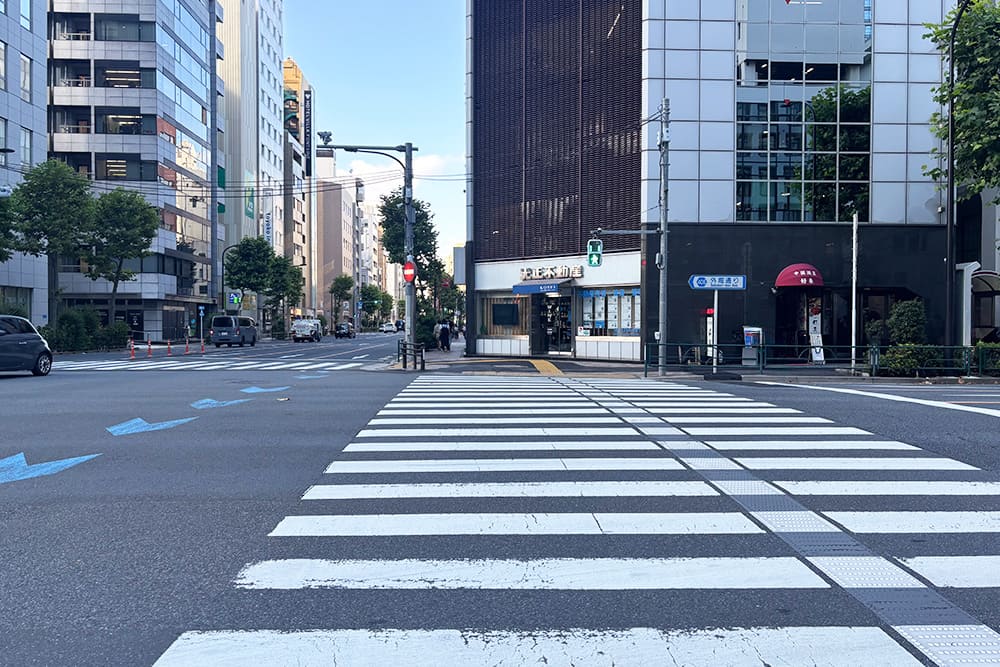 大正不動産前の横断歩道。