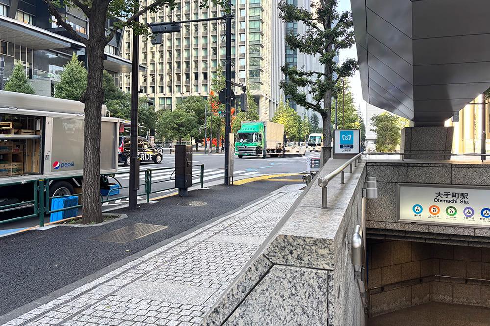 大手町駅A5出口を出て振り返った地上風景。