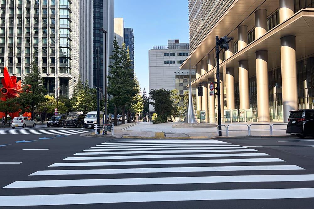 大手町プレイス前の横断歩道。